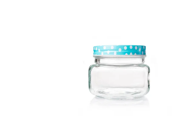 Frasco de vidrio vacío con tapa azul punteada sobre fondo blanco — Foto de Stock