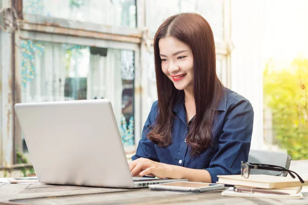 Sonriendo joven feliz asiático mujer usando tecnología en su portátil c — Foto de Stock