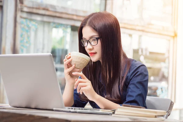 Joven asiático mujer usando tecnología en su portátil ordenador y ho — Foto de Stock