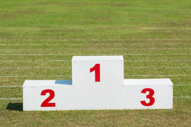 Spor Ödülü standı, kırmızı numaraları ile beyaz boyalı ahşap