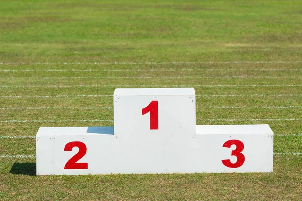 Spor Ödülü standı, kırmızı numaraları ile beyaz boyalı ahşap