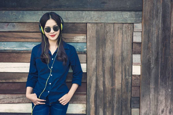 Onun kulaklık müzik dinleme ve kendimi mutlu Asyalı kadın — Stok fotoğraf