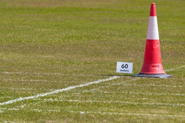 çimenli alan üzerinde çalışan Atletizm için 60 metre uzak oturum