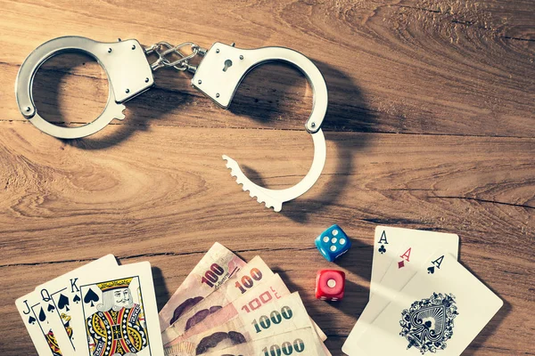 Koncepció a szerencsejáték illegálisan, mutatja a bilincs, kártyázni, dic — Stock Fotó
