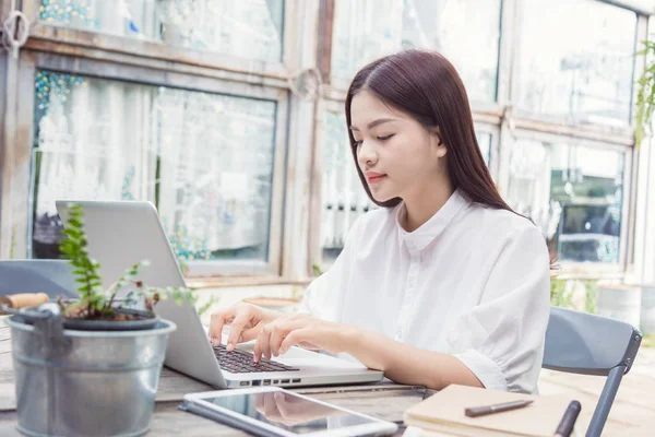 Joven casual asiático mujer usando tecnología en su portátil ordenador — Foto de Stock