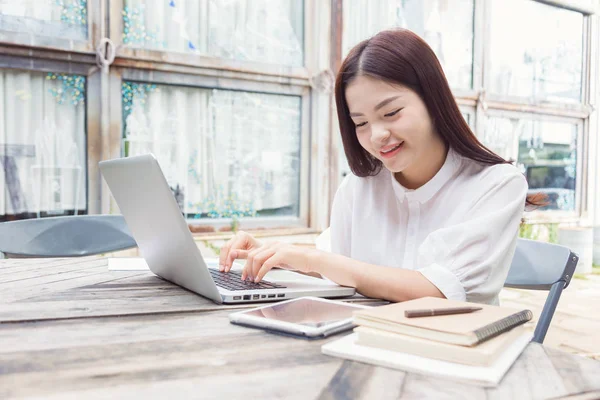 Feliz sonriente joven casual asiático mujer usando tecnología en su l — Foto de Stock