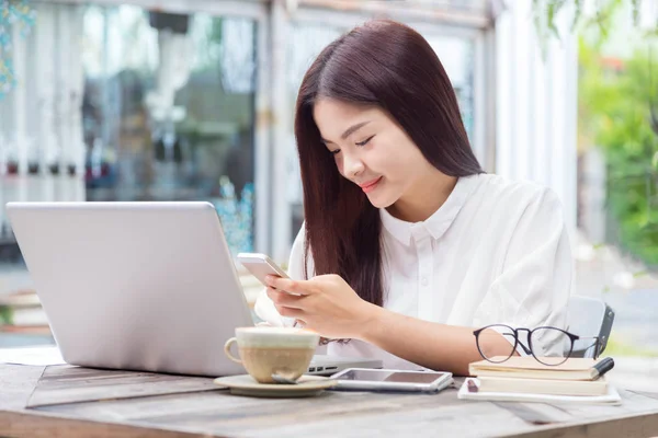 Feliz joven casual asiático mujer utilizando la tecnología en su ordenador portátil co — Foto de Stock