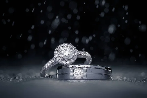 Anillos de diamantes de compromiso de boda con gotas de agua — Foto de Stock