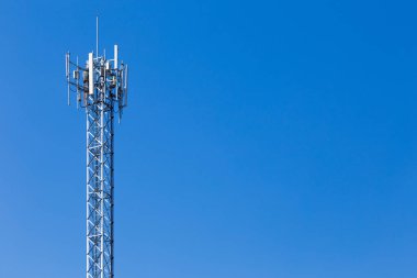 Telekomünikasyon hücresel kule bulutlu mavi gökyüzü karşı