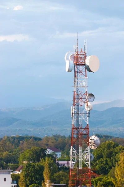 Torre di telecomunicazione contro cielo azzurro nuvoloso e moun lontano — Foto Stock