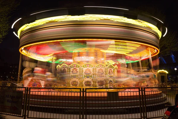 Merry go round, karusell, i rörelse på natten — Stockfoto