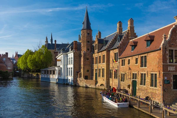 Τουρίστες σε μια βάρκα περιοδεία στα μνημεία παγκόσμιας πολιτιστικής κληρονομιάς της πόλης, Μπριζ, Βέλγιο — Φωτογραφία Αρχείου