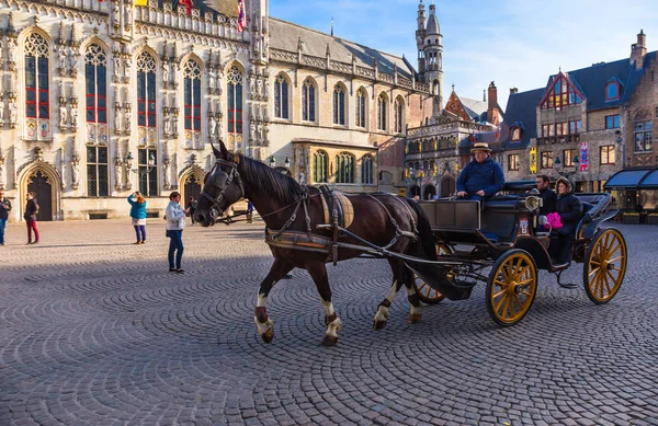 Конный экипаж с пассажирами в Брюгге, всемирное наследие Belg — стоковое фото