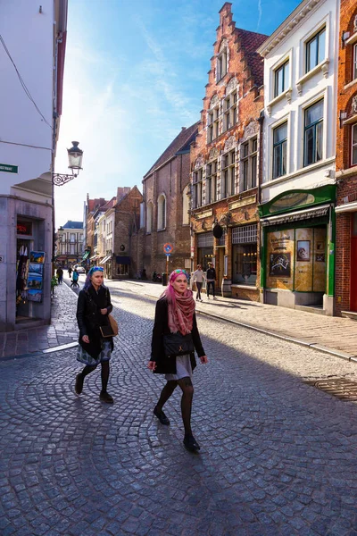 Бельгийцы идут по улице Брюгге — стоковое фото