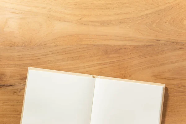 Libreta clara y blanquecina sobre mesa de madera — Foto de Stock