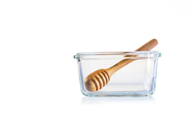 Klart glasskål med honung strömstare på vit bakgrund — Stockfoto