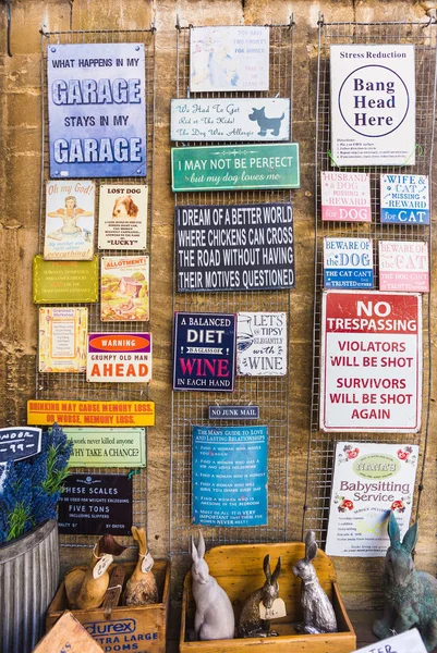 Old and antique decorative items at a souvenir shop in Burford, — Stock Photo, Image