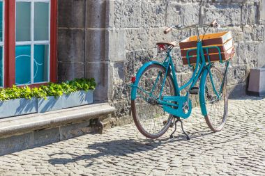 retro tarzı Bisiklet park dışında eski Avrupa taş duvarının yakınında bir