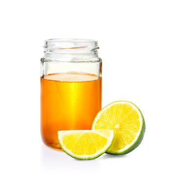 cam kavanoza tatlım ve kireç üzerinde beyaz bacground kesti