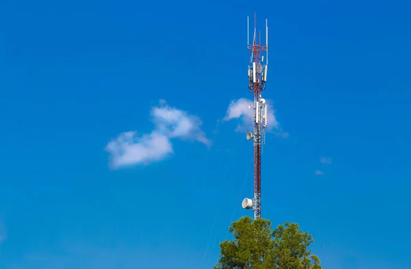 Torre di telecomunicazione magro contro cielo blu profondo e bianco f — Foto Stock