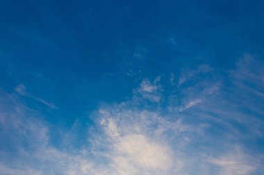 kabarık beyaz bulutlar derin mavi gökyüzü karşı