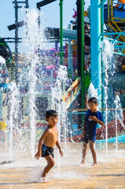 iki genç Asyalı çocuklar çizgi film ağ su, su ile oynamak