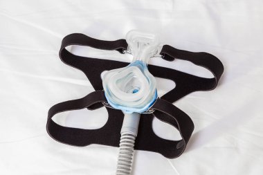 Cpap maske kayışı ve s için bir yatakta döşeme hortum ile bağlarken,
