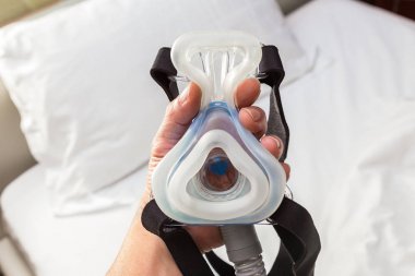 Erkek el Cpap maske, bağlama kayışı ve hortum, abo ile tutarak