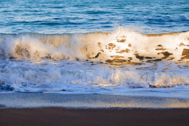 dalgalar üzerinde plaj sahil sıcak sabah güneş ışığı ile yıkama 