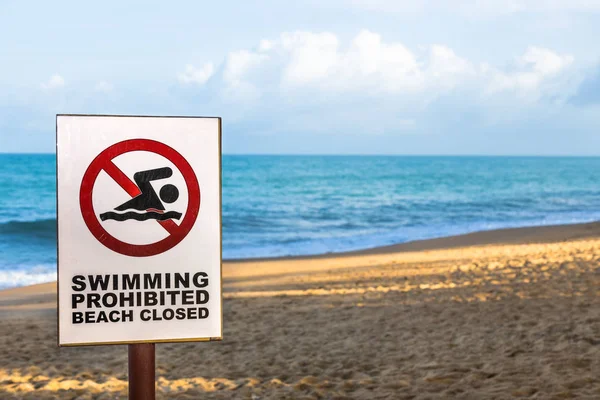 Úszás, tiltott, strand zárt figyelmeztető jel a strandon — Stock Fotó