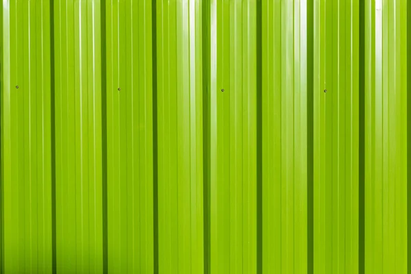 Cerca de folha de metal verde na luz do dia brilhante — Fotografia de Stock