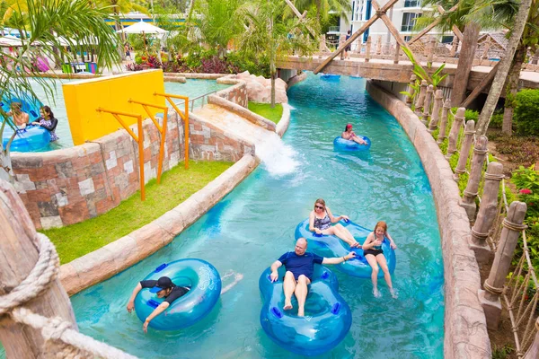 Familie genießt ihre Zeit im Wasserpark Splash Dschungel in — Stockfoto