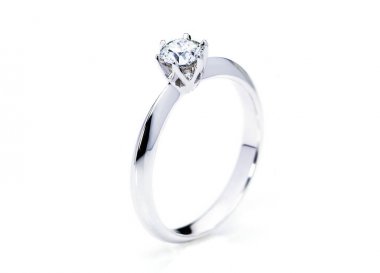 Güzel elmas yüzük beyaz arka plan üzerinde