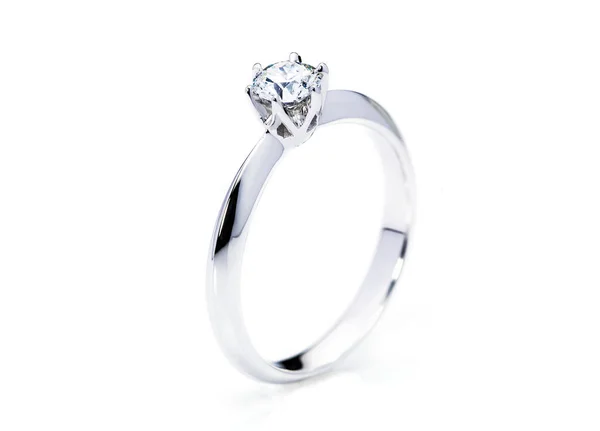 Hermoso anillo de diamantes sobre fondo blanco — Foto de Stock