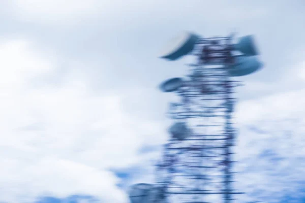 Torre di telecomunicazione offuscata e cielo nuvoloso — Foto Stock