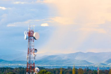 Telekomünikasyon kule dağ arka plan ile sıcak