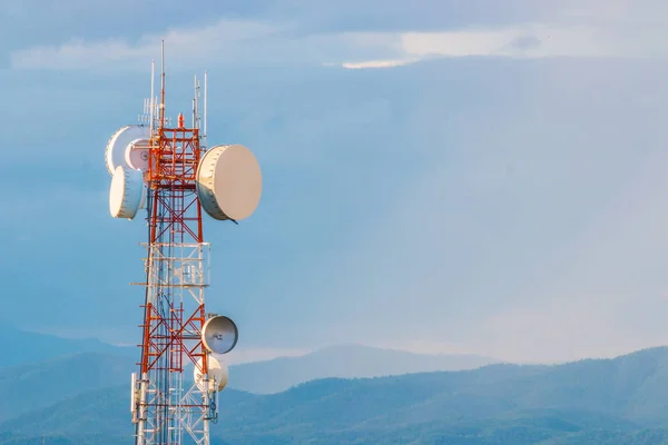 Torre di telecomunicazione con sfondo catena montuosa con caldo — Foto Stock
