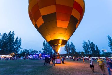 Chiang Mai balon şenlik, geceleri sıcak hava balon aydınlatıyor