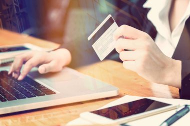 kredi kartı purchas yapma holding iş kadının el