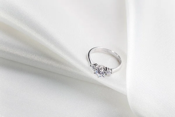 Anillo de boda de compromiso de diamantes en tela blanca — Foto de Stock