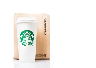 Starbucks Venti boyutu Kupası ve beyaz arka plan üzerinde kahverengi kağıt torba
