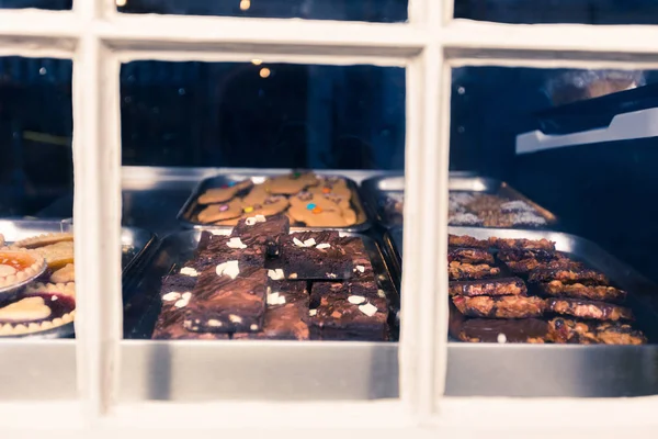 pişmiş eşya, kek ve kablosuz alışveriş çerezler, bir fırın ile gördüm