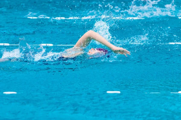 Zwemster in vrije slag zwemmen — Stockfoto