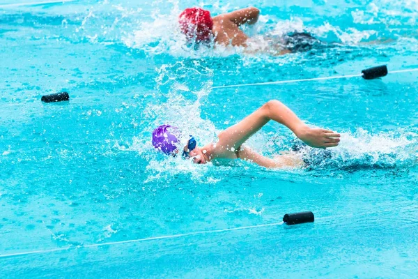 Mannelijke zwemmers concurreren in vrije stijl penseelstreek — Stockfoto