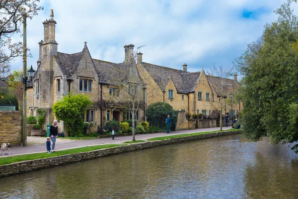 canel, bir turist, boyunca Bourton On Water evlerin görünümü