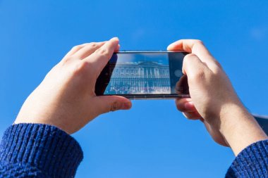Buckingha resim çekmek için cep telefonunuzla ulaşan eller