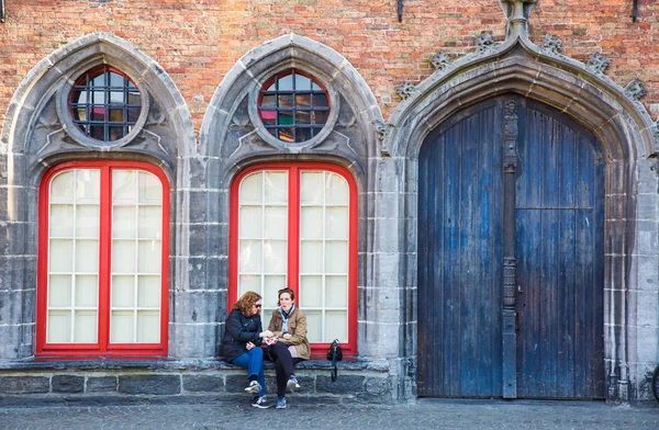 Ευρωπαίοι τουρίστες γυναίκα κάθεται να απολαύσουν το σνακ τους σε μια εκκλησία — Φωτογραφία Αρχείου