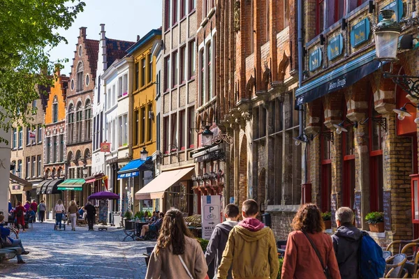 Turisté na ulici starého města, Bruggy, v Belg — Stock fotografie