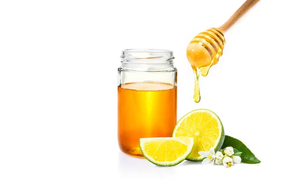 Cuenco de miel con miel goteando hacia abajo, tarro de miel, y cortar fresco — Foto de Stock