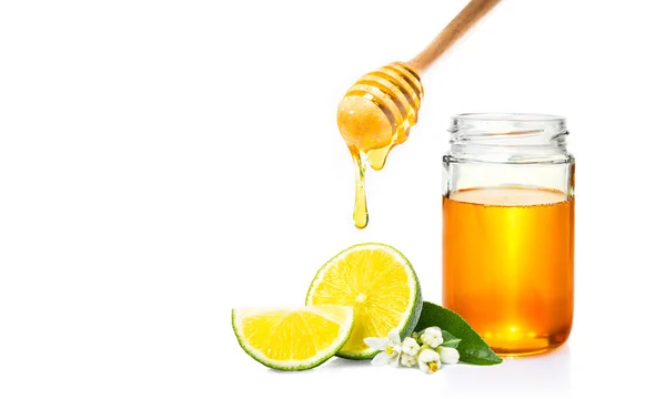 Cuenco de miel con miel goteando hacia abajo, tarro de miel, y cortar fresco — Foto de Stock
